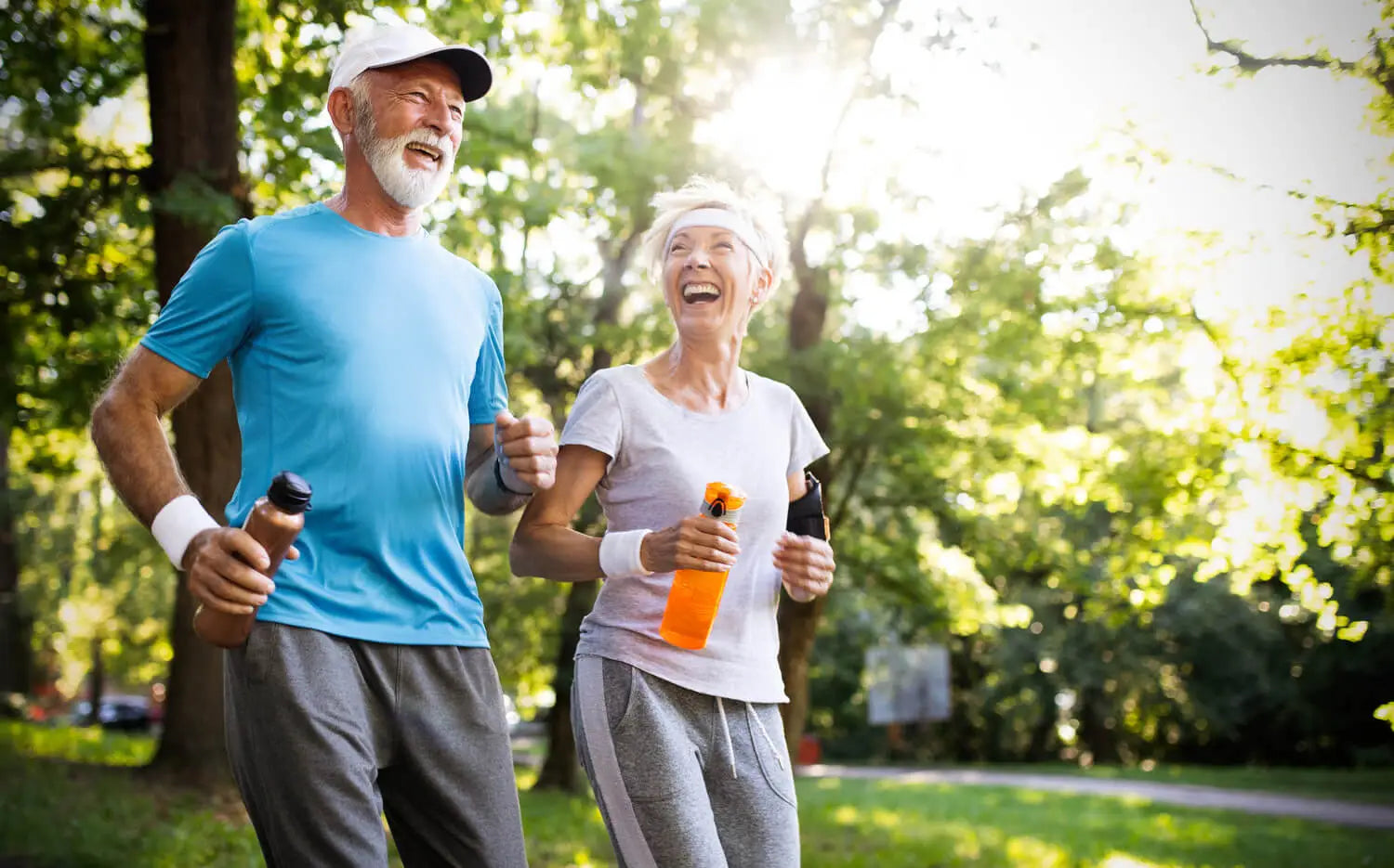 Glada seniorer som joggar i naturen